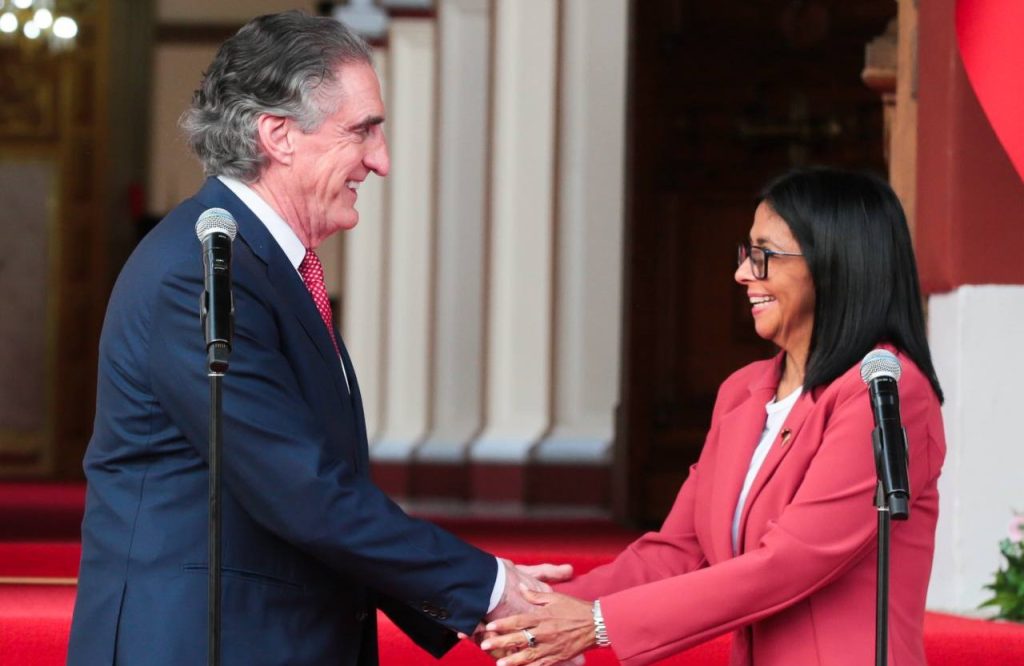 Doug Burgum y Delcy Rodríguez en Caracas